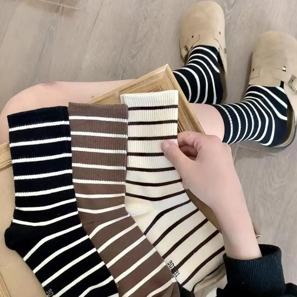 Новые полосатые носки средней длины для женщин, Весна-лето, теплые удобные Модные хлопковые чулки, Корейские кампусные чулки