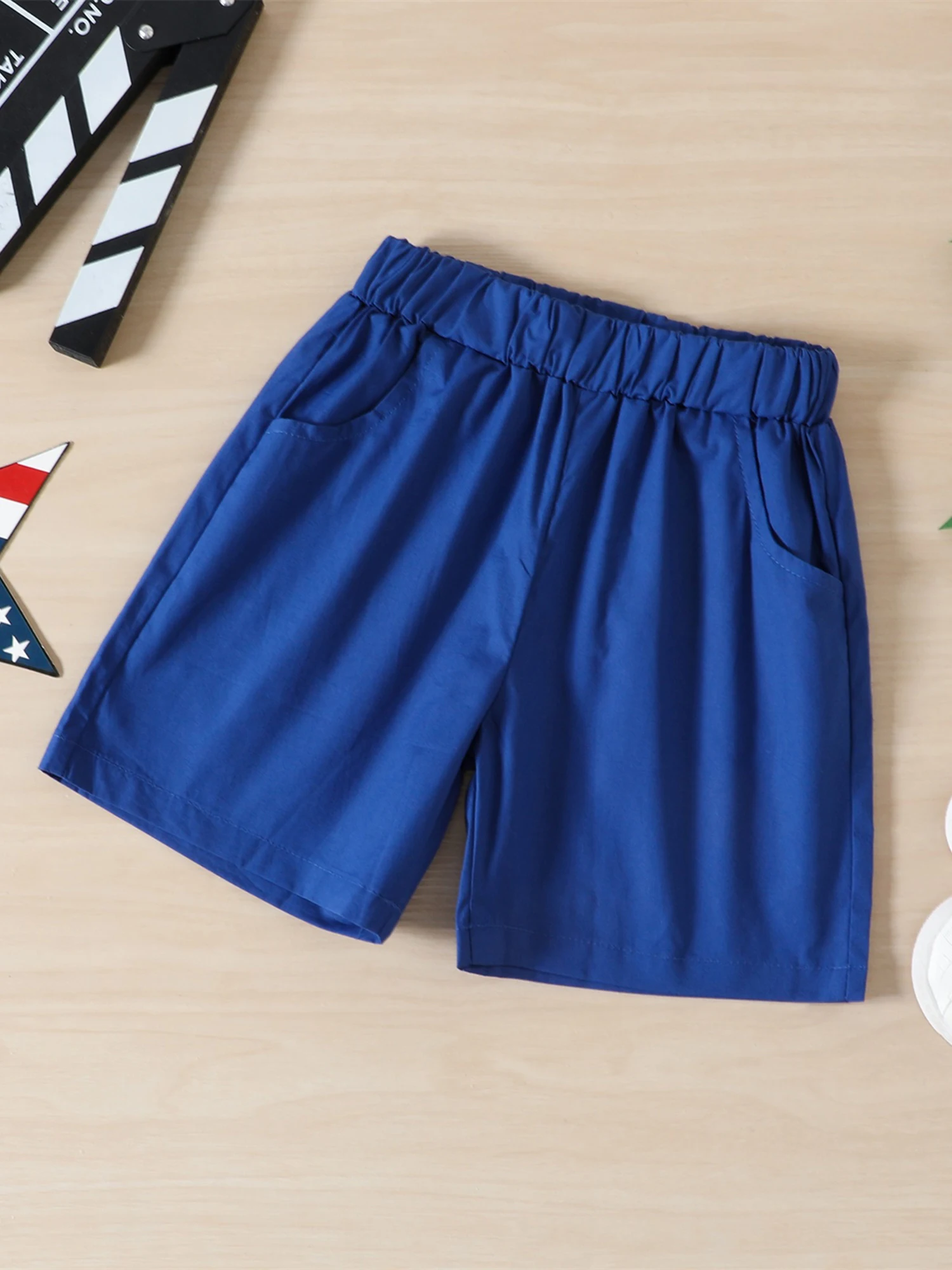 Комплект летней одежды для мальчиков, рубашка с короткими рукавами и принтом в виде флага, пуговицы с синими повседневными шортами, идеально подходящий для мальчиков младшего возраста на открытом воздухе.